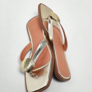 Sandalias planas con detalle de concha marina
