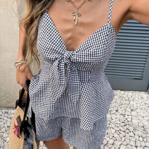 Blusa con escote de lazo y shorts