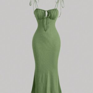Vestido corte de sirena con tirantes finos y escote fruncido