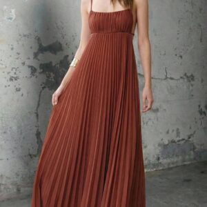 Vestido largo plisado ideal para una ocasión especial