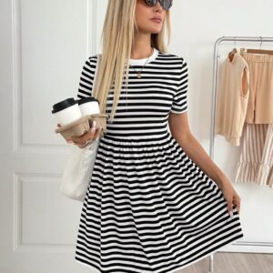 Vestido de mangas cortas y corte de princesa a rayas