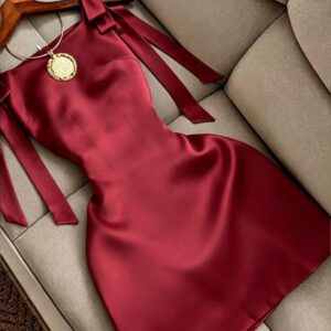 Vestido de escote recto y tirantes en forma de lazos