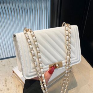 Bolso cuadrado con broche dorado y cadenas