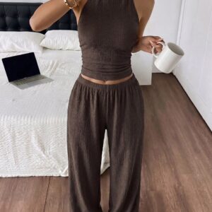 Pantalón suelto y camiseta de cuello halter