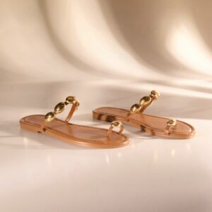 Sandalias sencillas con detalles dorados